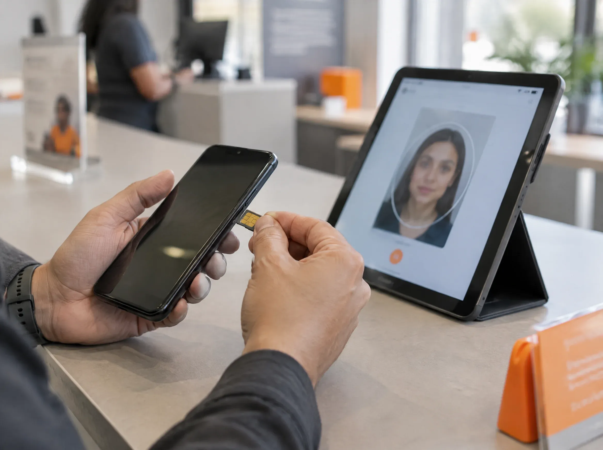 Ativação de chip em loja de operadora, com tablet exibindo captura facial